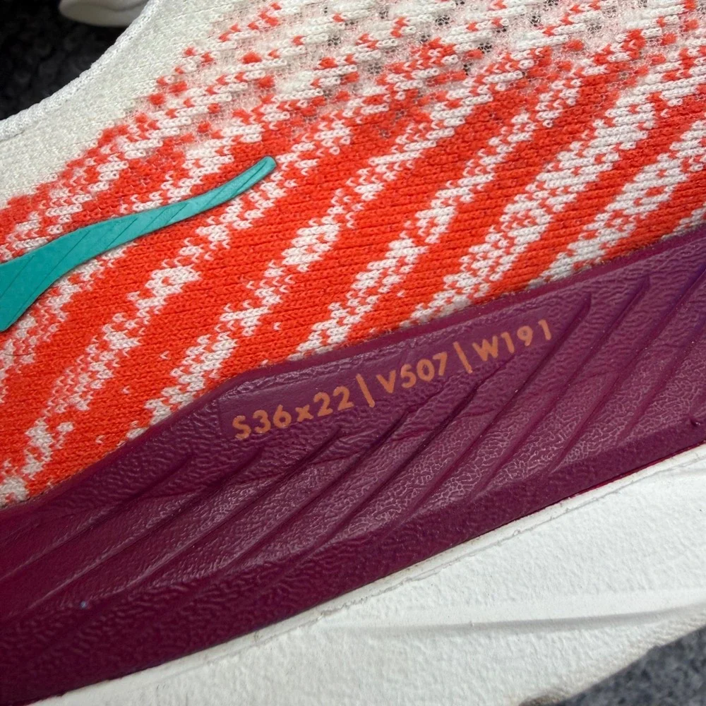 Hoka One One mach road